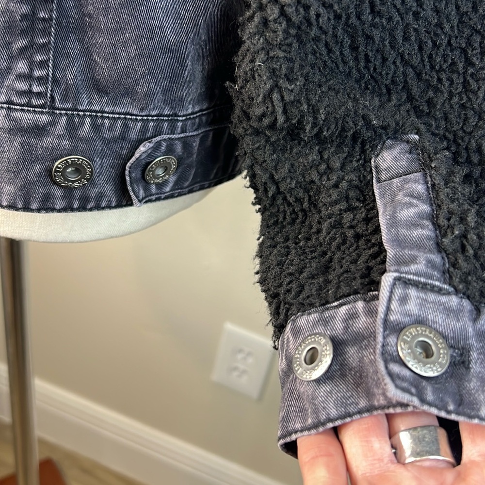 LEVIS Denim Sherpa Trucker Jacket Women SM Black Acid Wash Cotton Zip Up‎ Snap - Picture 14 of 17